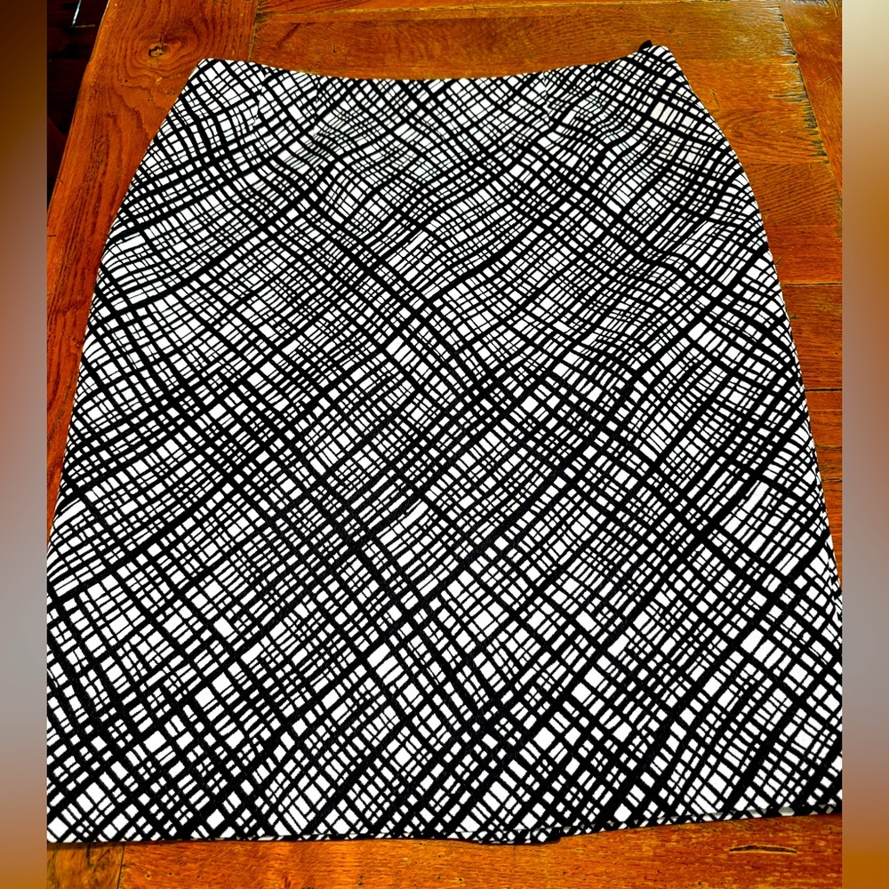 Black and White Patterned Women's Skirt by Kasper NWOT ✨